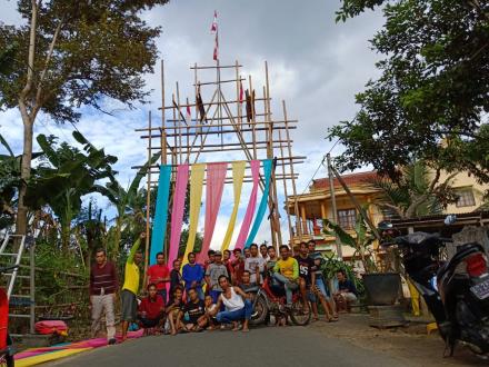 Pemuda Ramai-ramai Gotong Royong Melepas Hiasan Jalan Setelah Lebaran